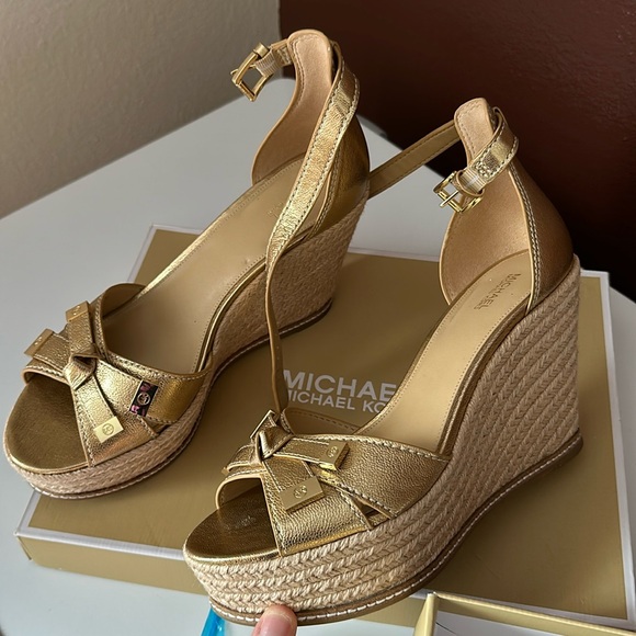 Authentic gold Michael Kors  Ripley wedges 10 - Picture 1 of 11